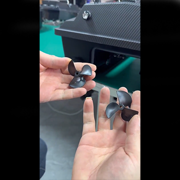 M60打窝船更换螺旋桨的视频